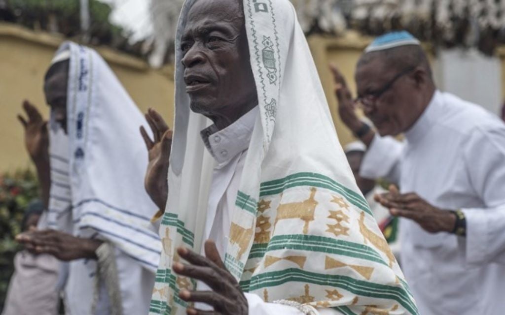 Indigenous People of Biafra (IPOB) militants and members of the Yahveh Yashua Synagogue (Yisraelities Biafra Region) celebrate Shabbat outside the house of the movement's leader Nnamdi Kanu, in Umuahia on May 27, 2017.  (AFP PHOTO / STEFAN HEUNIS)