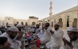 Illustration: Pakistani Muslims pray before breaking their fast on the start of the holy month of Ramadan at a mosque in Peshawar on May 27, 2017. (AFP/Abdul Majeed)