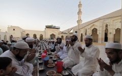 Illustration: Pakistani Muslims pray before breaking their fast on the start of the holy month of Ramadan at a mosque in Peshawar on May 27, 2017. (AFP/Abdul Majeed)