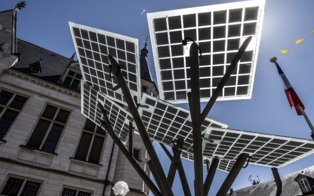 A picture taken on May 29, 2017 shows the first "eTree" provided in Europe by Solar Tree Europ, a French-Israeli start up, during an inauguration ceremony in Nevers, northern France. (Philippe Desmzes/AFP) A picture taken on May 29, 2017 shows the first "eTree" provided in Europe by Solar Tree Europ, a French-Israeli start up, during an inauguration ceremony in Nevers, northern France. (Philippe Desmzes/AFP)