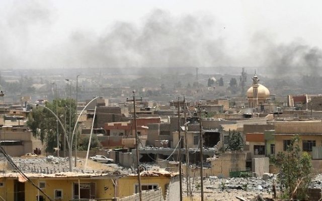 Smoke billows in west Mosul's al-Saha neighbourhood on May 29, 2017 during ongoing battles between Iraqi forces to retake the city from Islamic State (IS) group fighters. (AFP PHOTO / KARIM SAHIB) Smoke billows in west Mosul's al-Saha neighbourhood on May 29, 2017 during ongoing battles between Iraqi forces to retake the city from Islamic State (IS) group fighters. (AFP PHOTO / KARIM SAHIB)