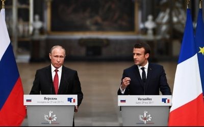 French President Emmanuel Macron (right) during a joint press conference with Russian President Vladimir Putin (left) following their meeting at the Versailles Palace, near Paris, on May 29, 2017. (AFP Photo/Christophe Archambault)