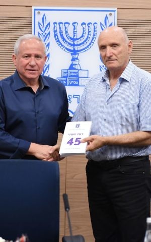 IDF Ombudsman Yitzhak Brick, right, gives MK Avi Dichter a copy of his annual report on May 28, 2017. (Defense Ministry) IDF Ombudsman Yitzhak Brick, right, gives MK Avi Dichter a copy of his annual report on May 28, 2017. (Defense Ministry)
