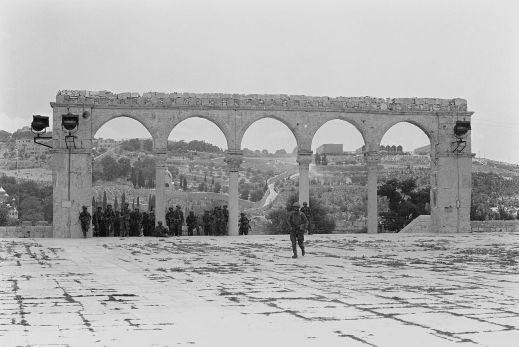 Paratroopers take a break from the fighting with the Mount of Olives in the background on June 5, 1967. (Bamahane Magazine/Defense Ministry's IDF Archive) Paratroopers take a break from the fighting with the Mount of Olives in the background on June 5, 1967. (Bamahane Magazine/Defense Ministry's IDF Archive)