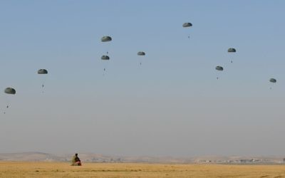 Paratroopers make their way down to earth during a parachuting exercise in central Israel on February 19, 2014. (IDF Spokesperson's Unit/Flickr)