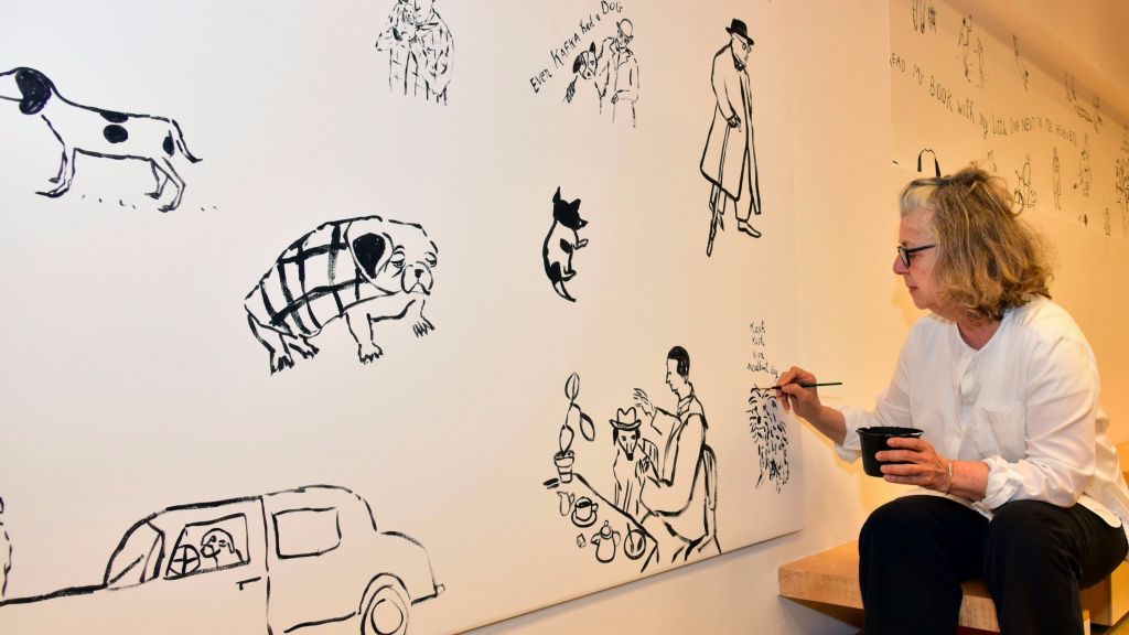 Illustrator Maira Kalman putting the finishing touches on her mural at the Israel Museum's Youth Wing, part of the 'Cats and Dogs' exhibit (Courtesy Benni Maor)