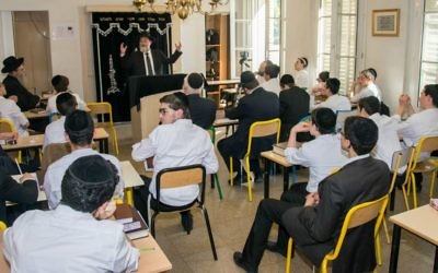 Dirshu's Nasi and Leader Rav Dovid Hofstedter speaks to students in France. (Courtesy)