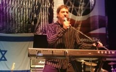 Sam Glaser in concert. (Courtesy)