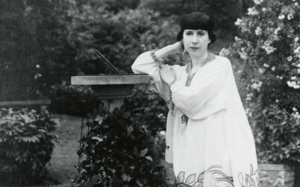 Florine Stettheimer in her Bryant Park, New York garden circa 1917-1920. (Public domain)