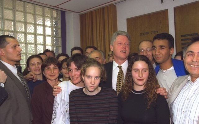 US President Bill Clinton with high school students from the Beit Hinuch school in Jerusalem, March 1996 (Avi Ohayun/GPO)