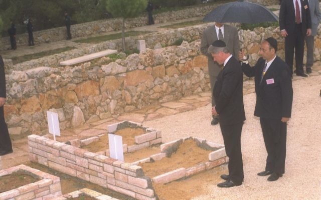 Illustrative: US President Bill Clinton paying his last respect to victims of recent terror attacks in Jerusalem at Mt. Herzl cemetery in Jerusalem, March 1996. (Avi Ohayon/GPO)