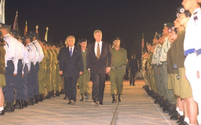 US President Bill Clinton and Prime Minister Shimon Peres review an IDF honor guard at Ben Gurion Airport, March 1996 (Tsvika Israeli/GPO)