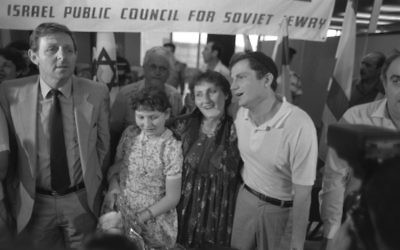 Prisoner of Zion Yuli Edelstein (R) with his wife Tatyana (2R), daughter Yulia (3R), after his arrival at Ben Gurion Airport, May 1987. (Nati Harnik/GPO)