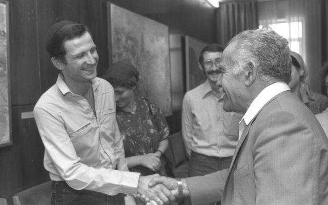 Prime Minsiter Yizhak Shamir (R) welcoming Prisoner of Zion Yuli Edelstein to his office in Jerusalem, May 1987. (Nagi Ohayon/GPO)