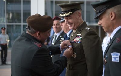 IDF Chief of Staff Gadi Eisenkot awards Chairman of the US Joint Chiefs of Staff Joseph Dunford with a Medal of Appreciation at the army's Tel Aviv headquarters on May 9, 2017. (IDF Spokesperson's Unit)