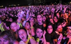 Fans of the Canadian pop star Justin Bieber wait for his arrival on stage before his first concert in Tel Aviv, April 14, 2011. (Gili Yaari / Flash 90)