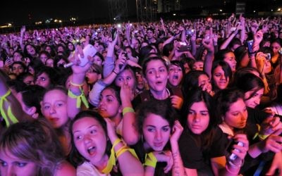 Fans of the Canadian pop star Justin Bieber wait for his arrival on stage before his first concert in Tel Aviv, April 14, 2011. (Gili Yaari / Flash 90)