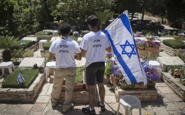 Israelis pay their respects near the graves of fallen Israeli soldiers at the Mount Herzl Military Cemetery in Jerusalem on April 28, 2017.  (Yonatan Sindel/Flash90)