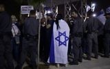 Police and protesters at a right-wing rally against a memorial ceremony commemorating the long Israeli-Palestinian conflict in Tel Aviv on April 30, 2017 (Tomer Neuberg/Flash90)
