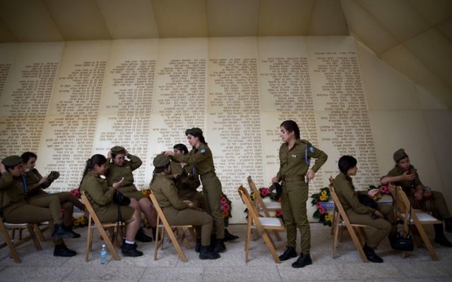Israeli soldiers prepare before a ceremony marking Remembrance Day for Israel's fallen soldiers and victims of terror, at the "Yad Labanim" memorial in Jerusalem on April 30, 2017. (Yonatan Sindel/Flash90)