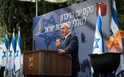 Prime Minister Benjamin Netanyahu speaks on Israeli Remembrance Day during a ceremony held at Mount Herzl military cemetery in Jerusalem, May 1, 2017. (Amit Shabi/POOL)