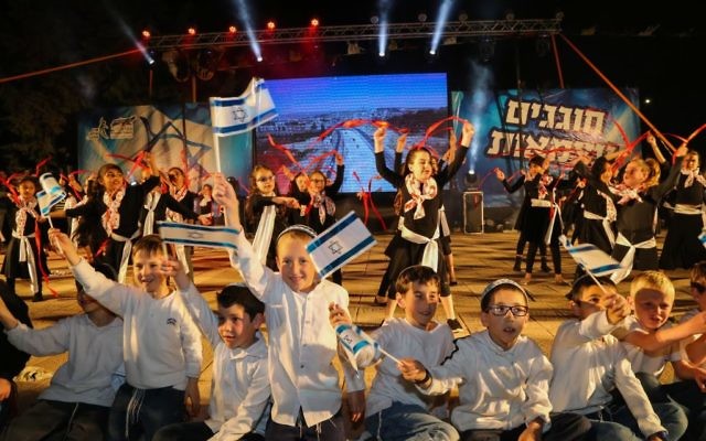 Israelis celebrate Israel's 69th Independence Day in the Jewish settlement of Efrat, in the West Bank on May 1, 2017. (Gershon Elinson/Flash90)