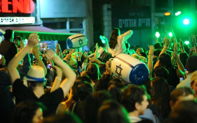 People celebrate Israel's 69th Independence Day in downtown Jerusalem on May 1, 2017. (Mendy Hechtman/Flash90)