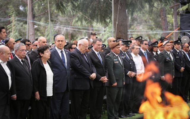 Prime Minister Benjamin Netanyahu, President Reuven Rivlin, IDF chief of staff Gadi Eisenkot, Police Chief Roni Alsheich, President of the Supreme Court Miriam Naor and Knesset Speaker Yuli Edelstein attend a ceremony held at Mount Herzl military cemetery in Jerusalem, on Israeli Remembrance Day, which commemorates Israel's fallen soldiers and Israeli civilians killed in terror attacks. May 1, 2017. (Noam Moskowitz/POOL)