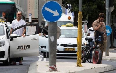 Israelis stand silently during the siren to mark Memorial Day in Jerusalem on May 1, 2017. (Nati Shohat/Flash90) Israelis stand silently during the siren to mark Memorial Day in Jerusalem on May 1, 2017. (Nati Shohat/Flash90)