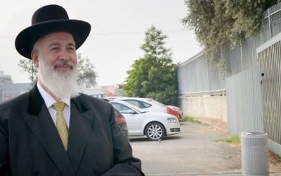 Rabbi Yona Metzger arrives at Ma'asiyahu Prison in Ramle to begin serving his 3.5-year sentence for theft and bribery on May 1, 2017. (Roy Alima/Flash90)