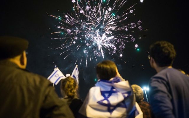People watch fireworks during the Israel's 69th Independence Day celebrations in Downtown Jerusalem on May 1, 2017. (Yonatan Sindel/Flash90)