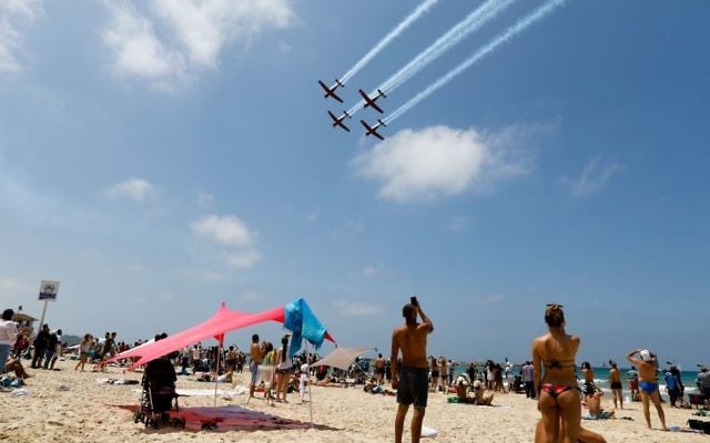 Beachgoers in Tel Aviv watch the military airshow on Israel's 69th Independence Day, May 2, 2017. (Flash90)