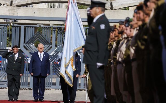 President Reuven Rivlin and IDF Chief of Staff Gadi Eizenkott review an honor guard during a ceremony for outstanding soldiers as part of Israel's 69th Independence Day celebrations, at the President's residence in Jerusalem. May 2, 2017. (Hadas Parush/Flash90)