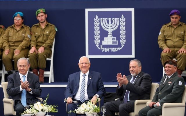 President Reuven Rivlin, 2nd left, Prime minister Benjamin Netanyahu, left, Defense Minister Avigdor Liberman, 2nd right, and IDF Chief of Staff Gadi Eizenkott at a ceremony for outstanding soldiers as part of Israel's 69th Independence Day celebrations, at the President's Residence in Jerusalem. May 2, 2017. (Hadas Parush/Flash90) 