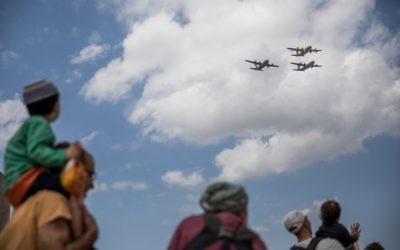 People watch the military airshow on Israel's 69th Independence Day in Jerusalem, May 2, 2017. (Yonatan Sindel/Flash90) People watch the military airshow on Israel's 69th Independence Day in Jerusalem, May 2, 2017. (Yonatan Sindel/Flash90)