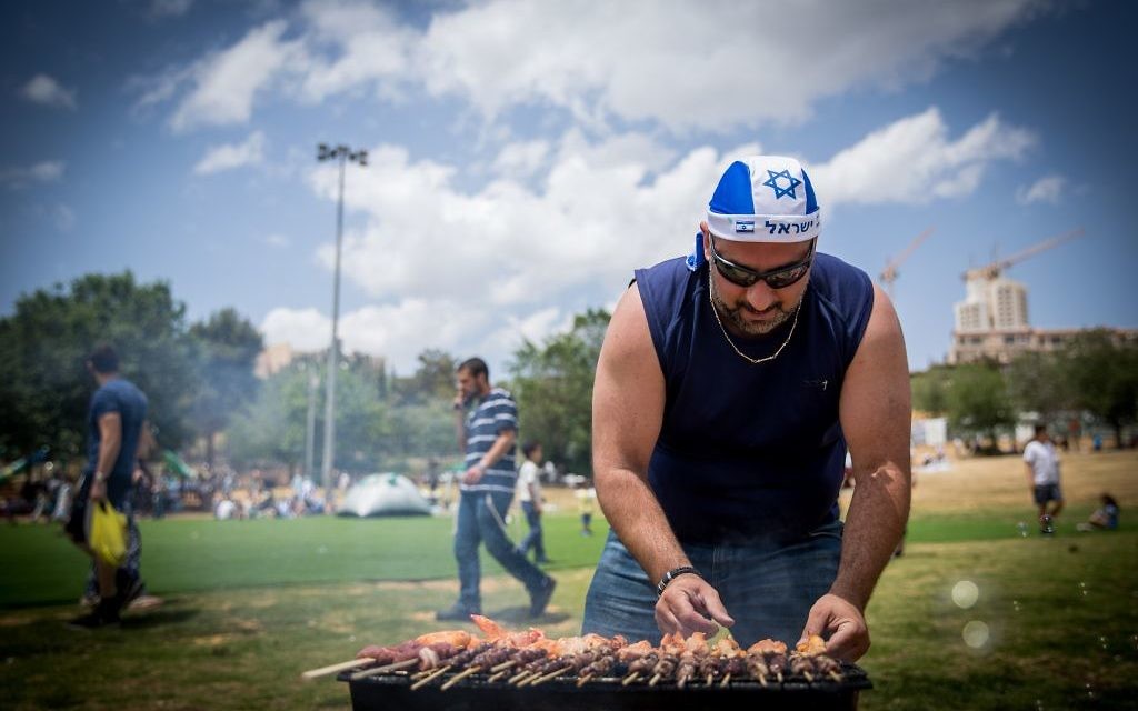 Israelis barbecue during Israel's 69th Independence Day celebrations in Jerusalem, May 2, 2017. (Yonatan Sindel/Flash90) Israelis barbecue during Israel's 69th Independence Day celebrations in Jerusalem, May 2, 2017. (Yonatan Sindel/Flash90)