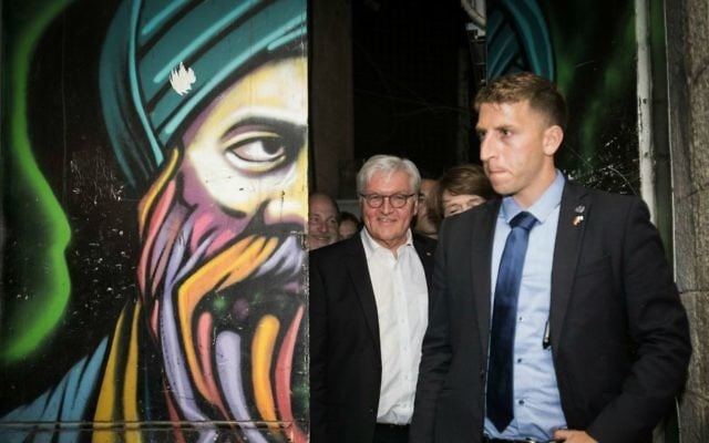 German President Frank-Walter Steinmeier, during a tour at the Mahane Yehuda Market in Jerusalem, on May 6, 2017. (Hadas Parush/Flash90)
