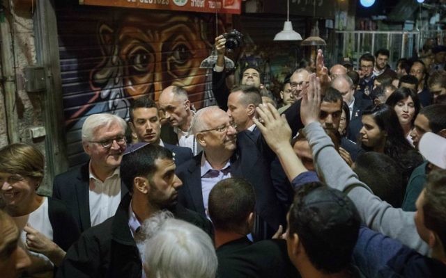 President Reuven Rivlin with German President Frank-Walter Steinmeier during a tour at the Mahane Yehuda Market in Jerusalem on May 6, 2017. (Hadas Parush/Flash90)