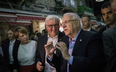 President Reuven Rivlin with German President Frank-Walter Steinmeier, during a tour at the Mahane Yehuda Market in Jerusalem, on May 6, 2017. (Hadas Parush/Flash90)