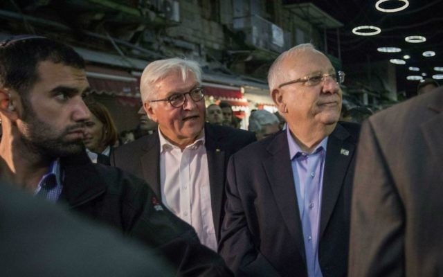 President Reuven Rivlin with German President Frank-Walter Steinmeier, during a tour at the Mahane Yehuda Market in Jerusalem, on May 6, 2017. (Hadas Parush/Flash90)