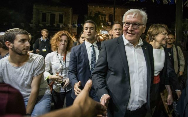 German President Frank-Walter Steinmeier meets locals on a tour of the Mahane Yehuda Market in Jerusalem on May 6, 2017. (Hadas Parush/Flash90)