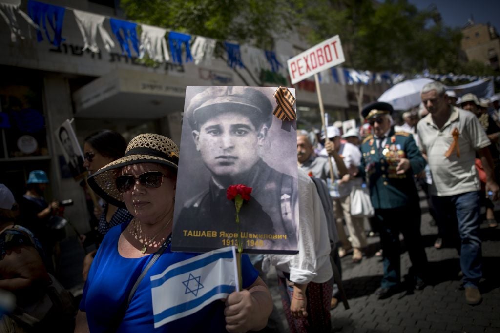 Russian-Israeli World War II veterans take part in the Veterans Day parade in honor of the Allies' victory over Nazi Germany, in the center of Jerusalem. May 9, 2017. (Miriam Alster/Flash 90) Russian-Israeli World War II veterans take part in the Veterans Day parade in honor of the Allies' victory over Nazi Germany, in the center of Jerusalem. May 9, 2017. (Miriam Alster/Flash 90)