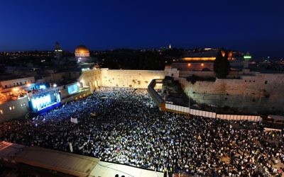 Thousands of Israelis wave flags as they celebrate Jerusalem Day at the Western Wall on May 24, 2017. (Mendy Hechtman/Flash90) Thousands of Israelis wave flags as they celebrate Jerusalem Day at the Western Wall on May 24, 2017. (Mendy Hechtman/Flash90)
