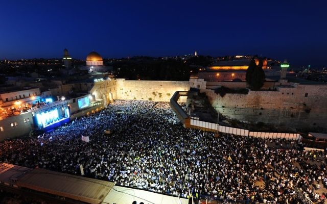 Thousands of Israelis wave flags as they celebrate Jerusalem Day at the Western Wall on May 24, 2017. (Mendy Hechtman/Flash90) Thousands of Israelis wave flags as they celebrate Jerusalem Day at the Western Wall on May 24, 2017. (Mendy Hechtman/Flash90)