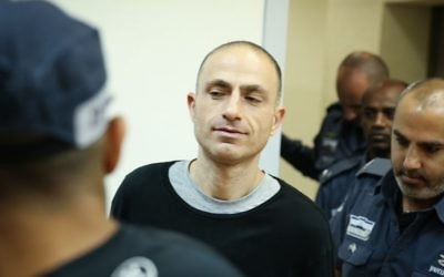 Crime family boss Asi Abutbul brought to court on May 25, 2017, on suspicion of murdering lawyer Yoram Hacham. (Flash90)