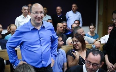Histadrut labor union chairman Avi Nissankorn arrives at Tel Aviv District Court after an appeal to stop the vote counting, claiming ballot tampering in the elections to the head of the Histadrut labor union, May 25, 2017. (Flash90)