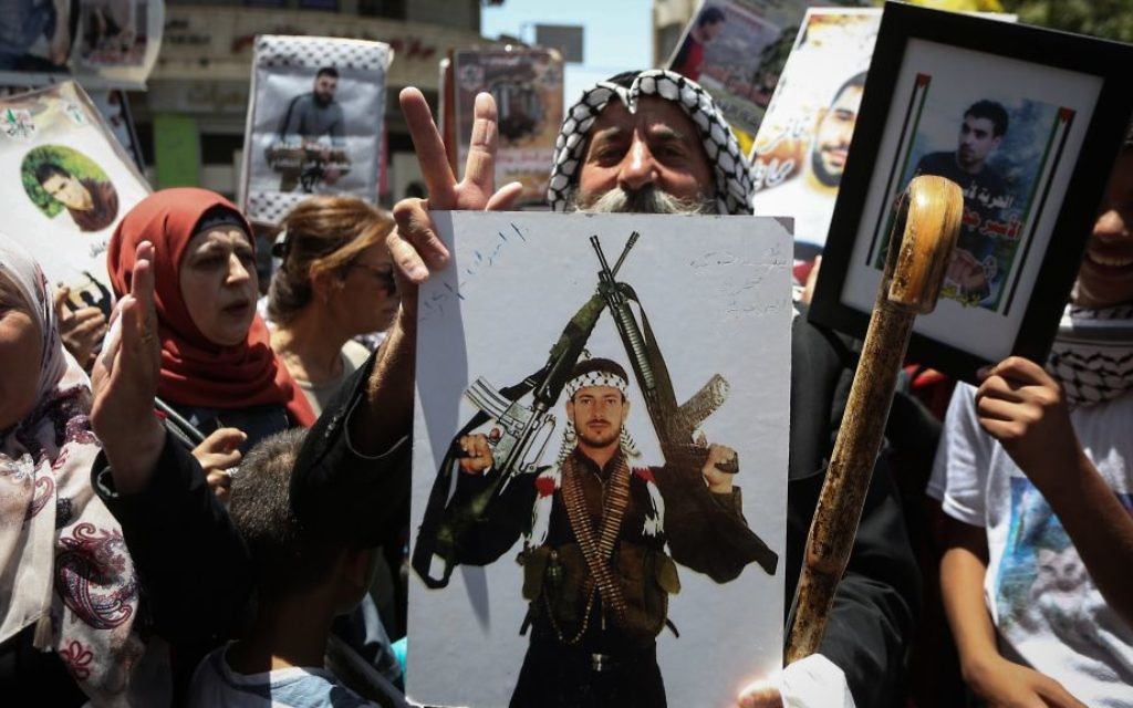 Palestinians celebrate after Palestinian prisoners ended a hunger strike over their conditions in Israeli jails, in the West Bank city of Ramallah, May 27, 2017. (Flash90)