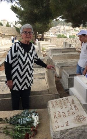 Yehudit Cohen, at the Mount of Olives to visit her long-dead brother, Yitzhak Penso, who was killed in 1948 (Jessica Steinberg/Times of Israel)