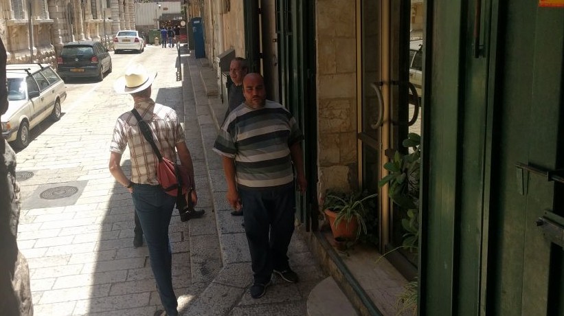 Residents in the Christian quarter giving directions to a tourist attempting to find a pizza shop in the Old City on May 22, 2017 ahead of the Trump visit. (Melanie Lidman/Times of Israel)