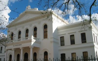 The 'Ou Hoofgebou' (old main building) on Stellenbosch University campus, July 7, 2007. (CC by Dfmalan, Wikimedia commons)